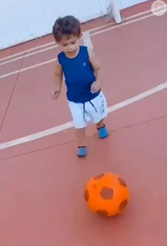 Mãe de Marília Mendonça mostrou o filho de cantora brincando com uma bola