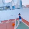 Filho de Marília Mendonça surgiu brincando com uma bola laranja em uma quadra