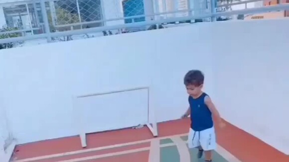 Filho de Marília Mendonça surgiu brincando com uma bola laranja em uma quadra