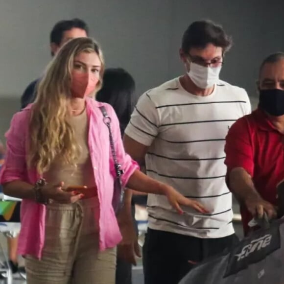 Grazi Massafera foi fotografada com Alexandre Machafer no aeroporto do Galeão, no Rio de Janeiro