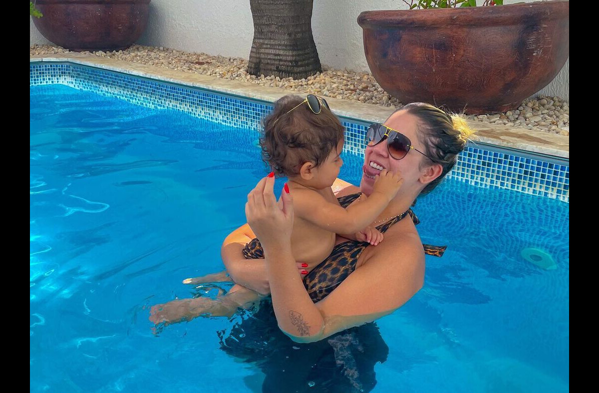 Marília Mendonça dá uma escapada para ir à piscina com a mãe: ''Depois de 4  meses de Léo