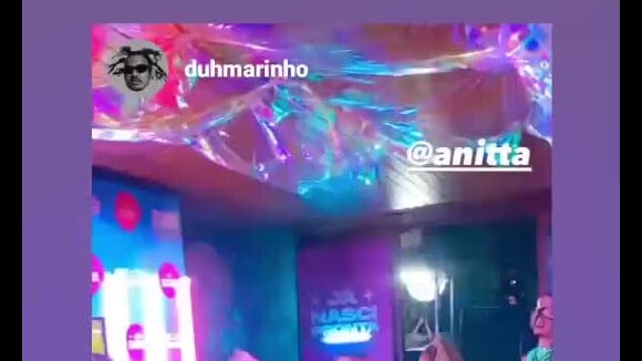 Anitta solta a voz em karaokê de festa