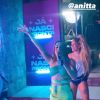Anitta cantou muito em sua festa com o tema karaokê