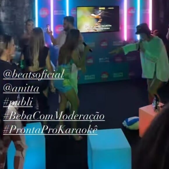 Anitta surgiu cantando tema de Kelly Key e Calypso nas redes sociais