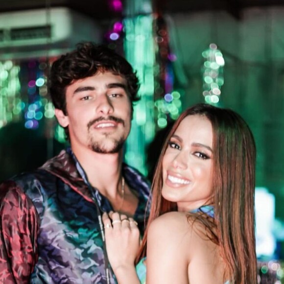 Anitta apareceu de surpresa num vídeo gravado por Bruno Montaleone e deixou o ator visivelmente desconcertado