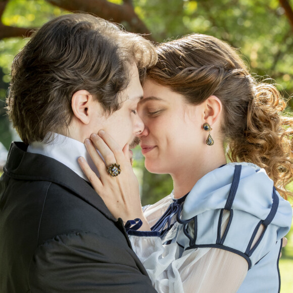 Na novela 'Nos Tempos do Imperador', Isabel (Giulia Gayoso) e Gastão (Daniel Torres) se beijam e depois, transam