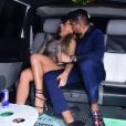 Gabi Martins e o namorado, Tierry, trocaram beijos em limusine