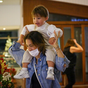 Gabi Brandt se divertiu com o filho mais velho em shopping do Rio