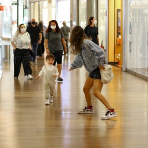 Gabi Brandt correu atrás do filho mais velho, Davi, em shopping do Rio de Janeiro