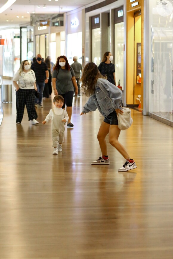 Gabi Brandt correu atrás do filho mais velho, Davi, em shopping do Rio de Janeiro