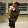 Saulo Poncio beijou o filho Davi, de 2 anos, durante passeio