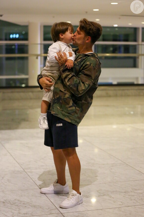 Saulo Poncio beijou o filho Davi, de 2 anos, durante passeio