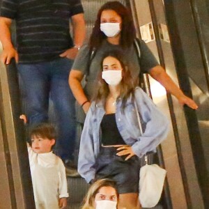 Gabi Brandt apostou em short e jaqueta jeans para passeio com a família