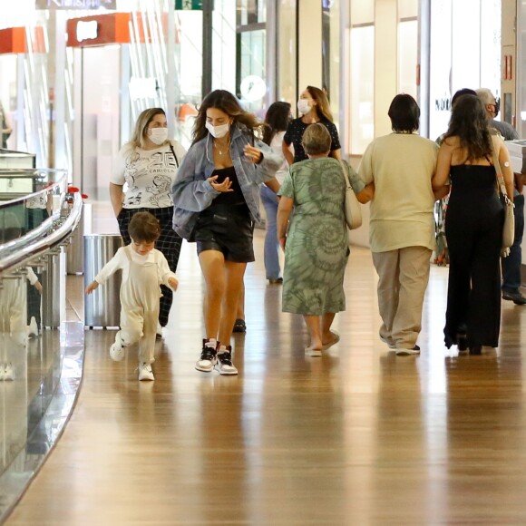 Filho de Gabi Brandt, Davi usou um macacão fofo em passeio com os pais