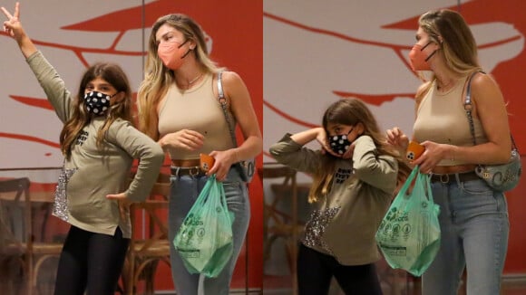 Filha de Grazi Massafera se diverte e faz poses para as câmeras em passeio com a mãe