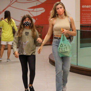 Grazi Massafera foi fotografada em passeio com a filha, Sofia