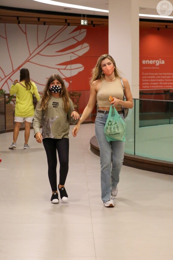 Grazi Massafera e a filha, Sofia, visitaram um shopping carioca
