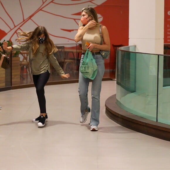 Grazi Massafera curtiu uma tarde no shopping com a filha, Sofia