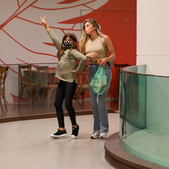 Sofia, filha de Grazi Massafera, fez caras e bocas ao ser flagrada por fotógrafos