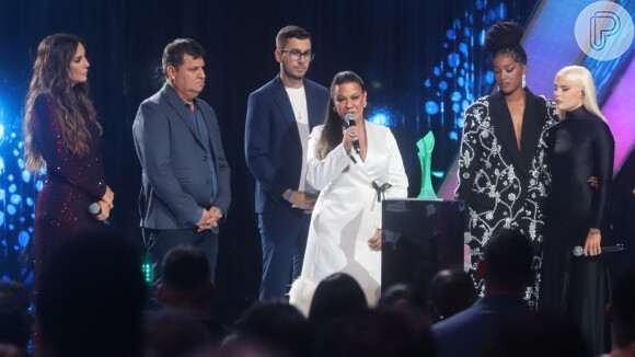 Mãe de Marília Mendonça subiu ao palco do Prêmio Multishow para receber o troféu da filha