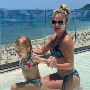 Eliana e a filha, Manuela, 4 anos, brincaram em piscina de hotel no Rio neste sábado, 11 de dezembro de 2021