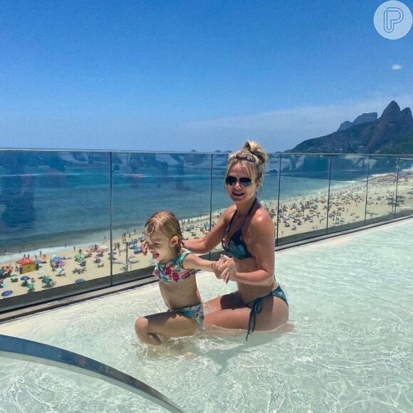 Eliana e a filha, Manuela, 4 anos, brincaram em piscina de hotel no Rio neste sábado, 11 de dezembro de 2021