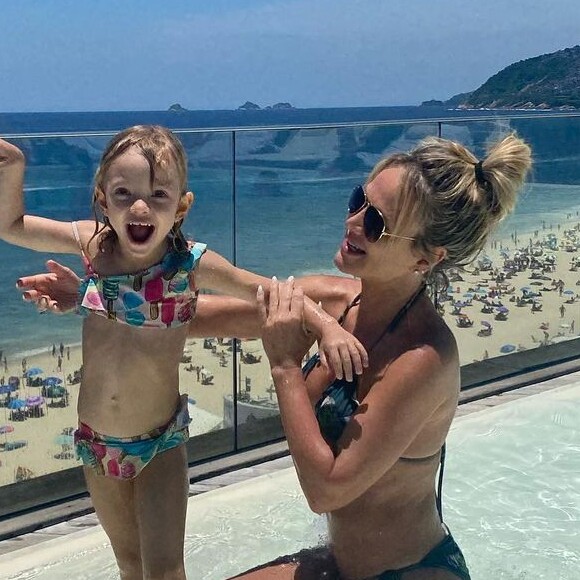 Eliana, aos 48 anos, foi novamente elogiada ao surgir de biquíni