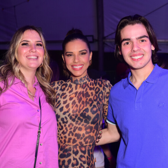Mariana Rios entre filho de Faustão, João Guilherme Silva e Val Drummond em show no sábado, 11 de dezembro de 2021