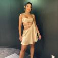 A influenciadora Thaynara OG escolheu look dourado com a tendência cut out