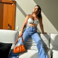 A influencer Sunaika Bruna escolheu top e calça com recorte na cintura com a trend cut out