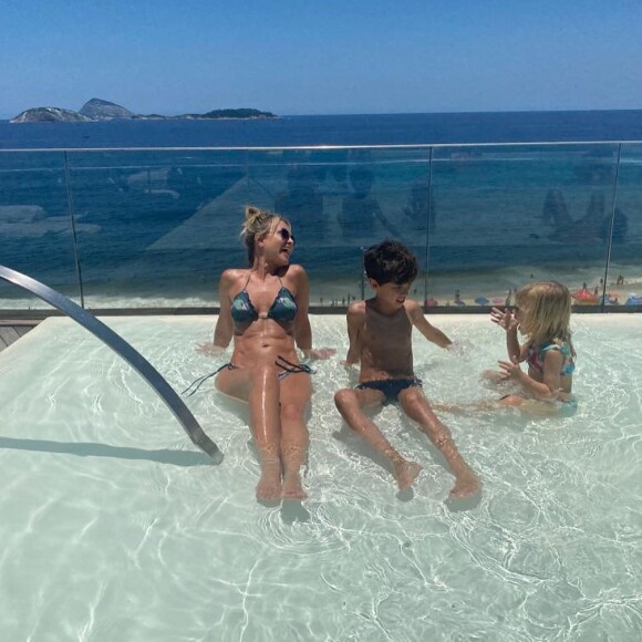 Eliana publicou foto ao lado dos filhos enquanto curtia piscina no Rio de Janeiro