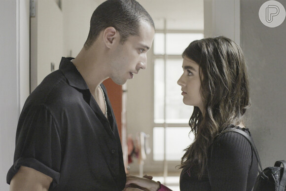 'Verdades Secretas 2': Lara (Jylia Byrro) tenta ser contida por Tadeu (Gabriel Vieira) ao ameaçar Angel (Camila Queiroz)