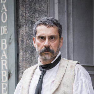 Tonico (Alexandre Nero) fica sem ação ao ver Nélio (João Pedro Zappa) vivo na novela 'Nos Tempos do Imperador'