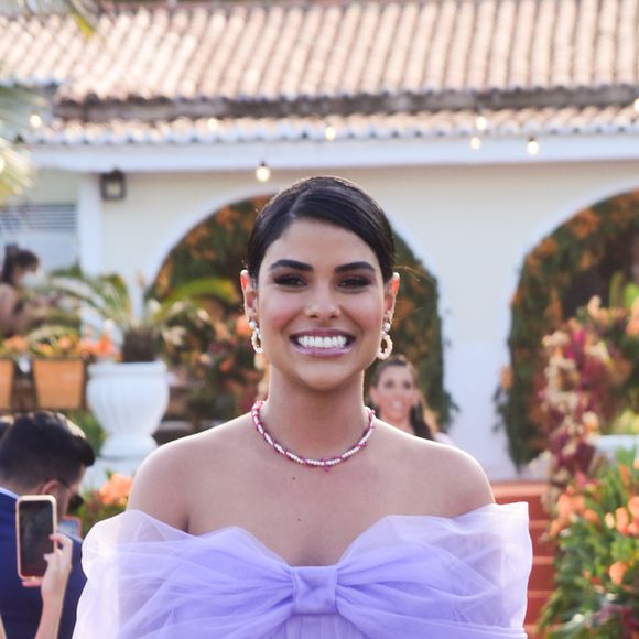 Ex-BBB Munik Nunes aposta em vestido de tule para casamento