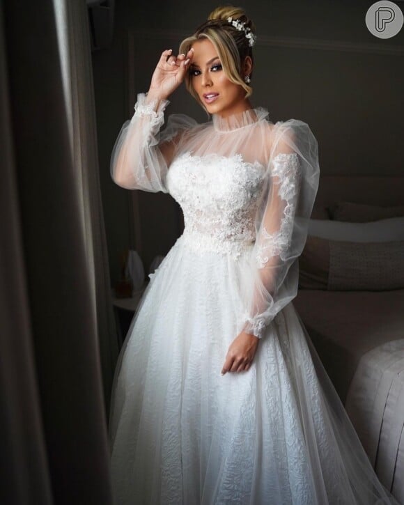 Ex-BBB Isabella Cecchi aposta em vestido de noiva com renda e transparência