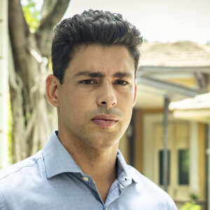 Ravi (Juan Paiva) rejeita ajuda de Christian (Cauã Reymond) na novela 'Um Lugar ao Sol'