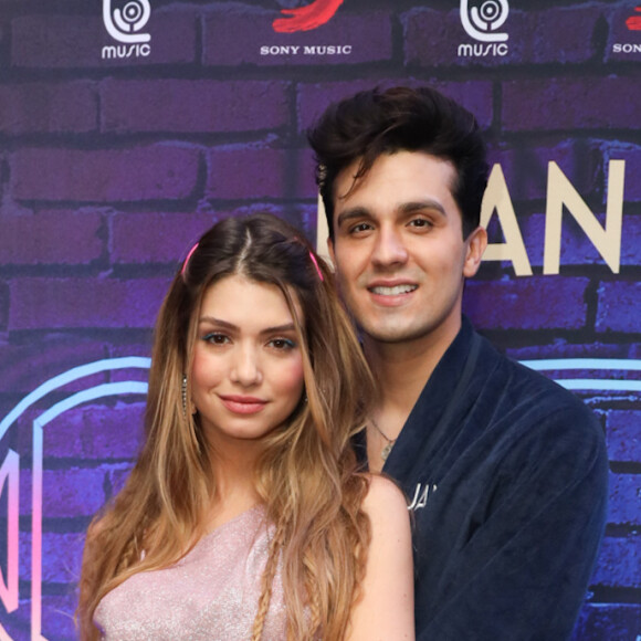 Luan Santana com a namorada, Izabela Cunha, em um espaço de eventos em São Paulo