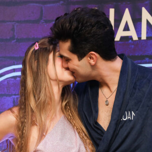 Luan Santana ganhou um beijo da namorada, Izabela Cunha, nos bastidores de gravação de DVD
