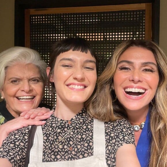 Nina Tomsic com Jussara Freire e Giovanna Antonelli em bastidor da novela 'Quanto Mais Vida Melhor', onde vivem Tuninha, Ingrid e Paula