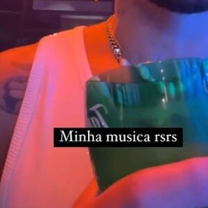 Lipe Ribeiro diz que música 'Chega e senta' é a sua música, e filma Viih Tube na sequência, dando a entender que a influencer fica com outras pessoas, mas sempre o procura depois