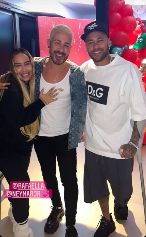 Após chegar de Paris, Neymar encontrou amigos próximos como Carlinhos Maia em reunião da sua mansão de Alphaville, em São Paulo