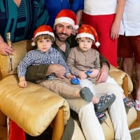 Thales Bretas, viúvo de Paulo Gustavo, posa como filhos no Natal e desabafa: 'Especialmente difícil'
