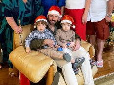 Thales Bretas, viúvo de Paulo Gustavo, posa como filhos no Natal e desabafa: &#039;Especialmente difícil&#039;