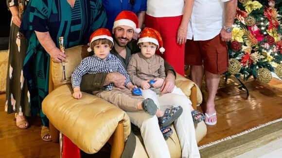 Thales Bretas, viúvo de Paulo Gustavo, posa como filhos no Natal e desabafa: 'Especialmente difícil'