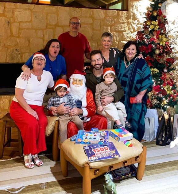 Thales Bretas, viúvo de Paulo Gustavo, posou para fotos de Natal com os filhos, que receberam a visita do Papai Noel