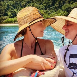 Angélica e Luciano Huck curtem passeio de barco em destino paradisíaco