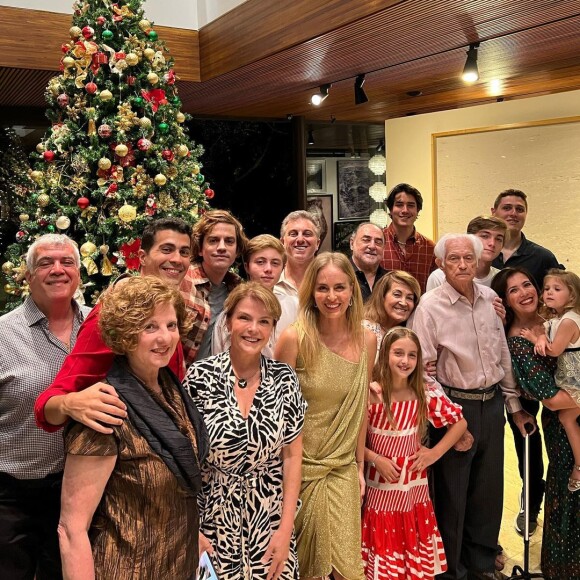 Angélica e Luciano Huck reuniram familiares neste natal. O pai da apresentadora, que se recuperou de um AVC, participou da celebração