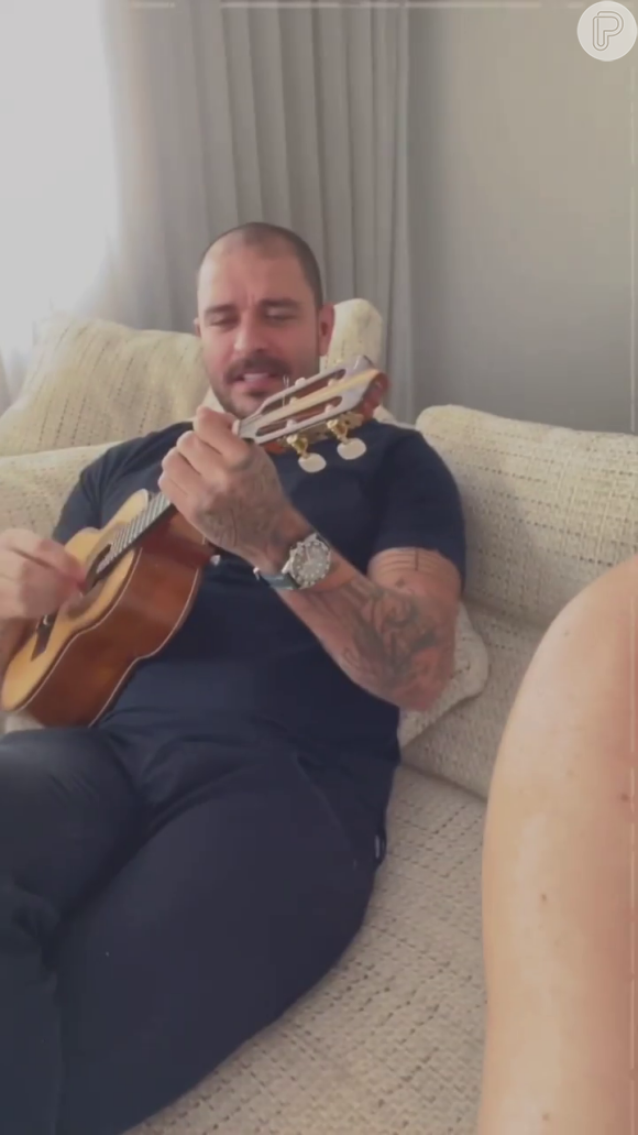 Diogo Nogueira canta para Paolla Oliveira em vídeo publicado pelo sambista