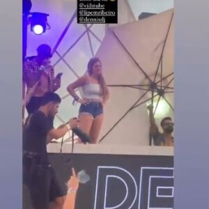 Réveillon dos famosos: Viih Tube foi filmada por anônimos e explicou que não costuma levar celular para as festas