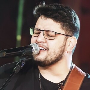 Morte do cantor Maurílio foi lamentada por Lucas Lucco: 'Descanse em paz, companheiro'
